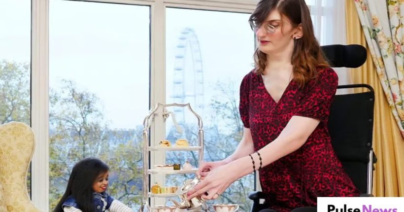 World’s Tallest and Shortest Women Meet for the First Time, Their Video Goes Viral Pulse News World's Tallest and Shortest Women Meet for the First Time, Their Video Goes Viral Pulse News