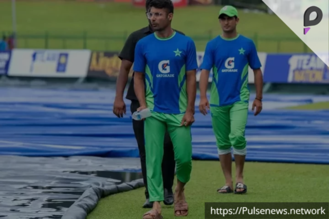 Rain interrupts play in third ODI