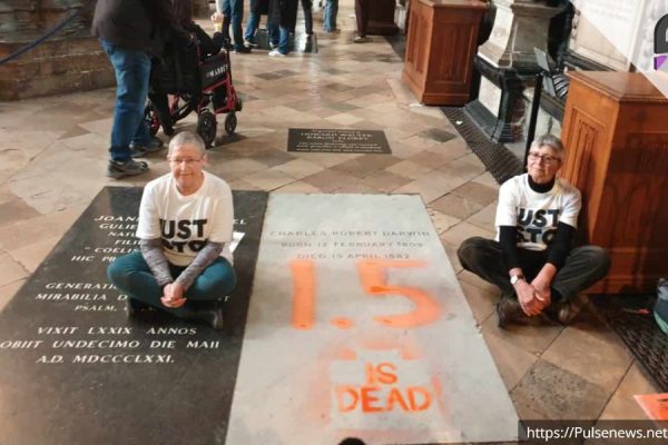 Activists Paint Charles Darwin’s Grave with Climate Warning Pulse news network Activists Paint Charles Darwin’s Grave with Climate Warning Pulse news network