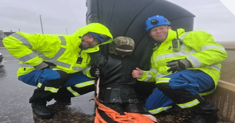 British Coastguard Conducts Dramatic Training Dummy Rescue British Coastguard Conducts Dramatic Training Dummy Rescue